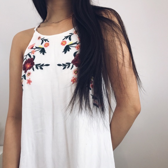 Amanda // White Embroidered Floral Dress - Picture 3 of 5